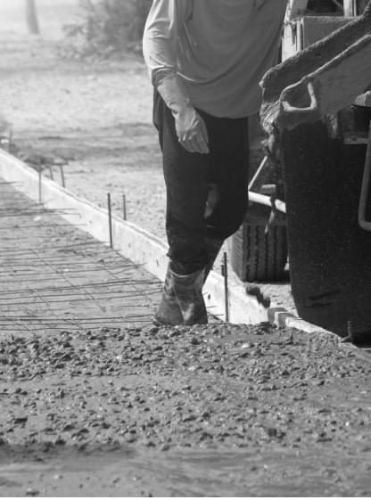 будівельна компанія бетонує монолітне перекриття