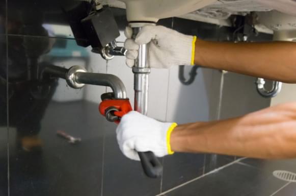 Виконує сантехнічні роботи