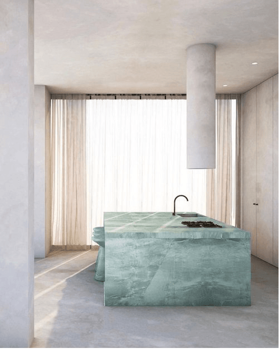 мраморна витяжка в дизайні на кухні