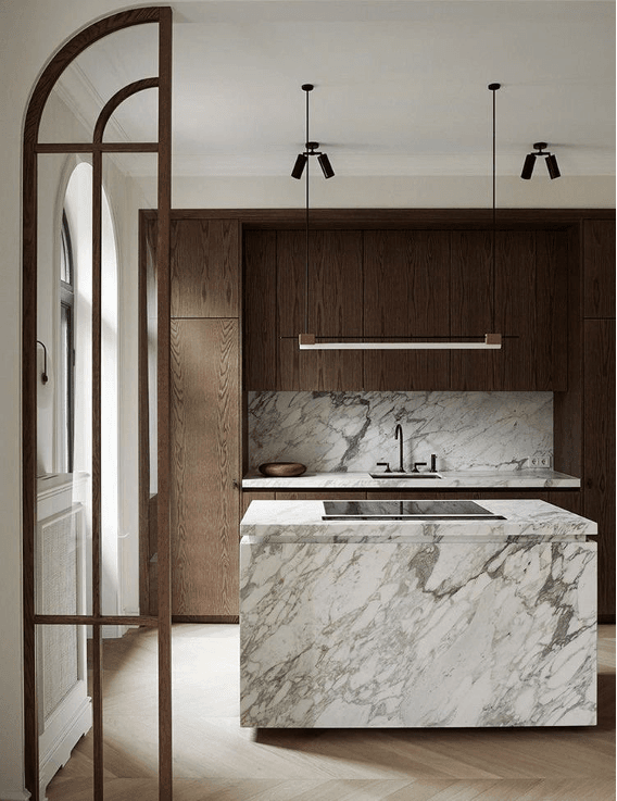 шафи на кухні із темного дерева