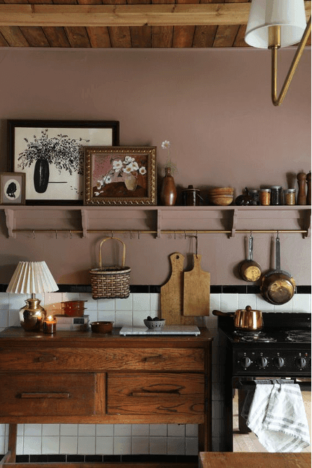 декілька картин на кухні