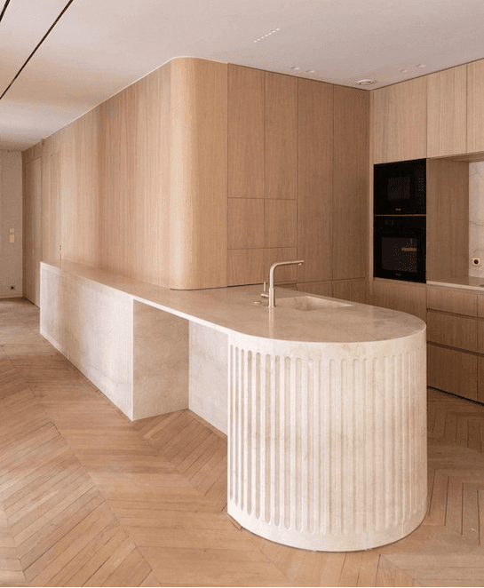 скруглений острів на кухні