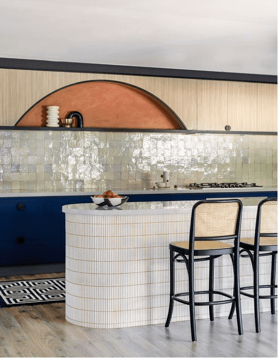 скруглений острів на кухні