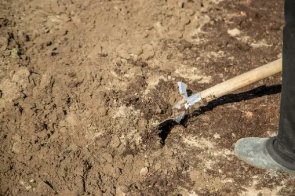 Процес ручної копки траншеї на будівельному майданчику