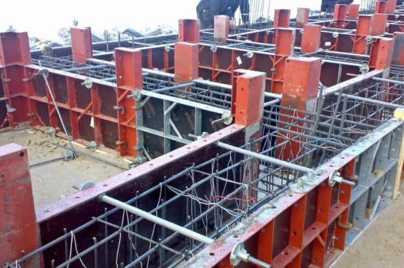 Готова опалубка для фундаменту на будівництві