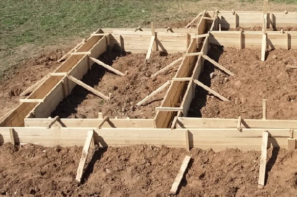 Фахівці працюють над опалубкою для фундаменту