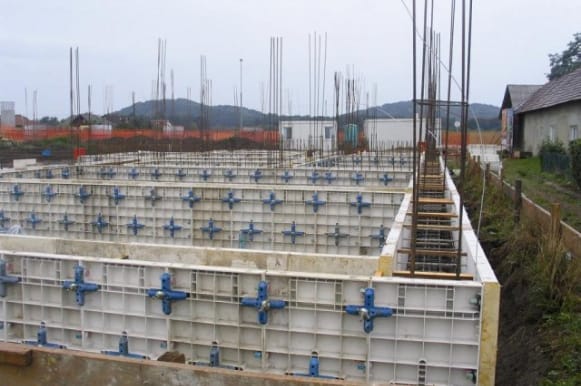 Встановлення опалубки на будівельному майданчику