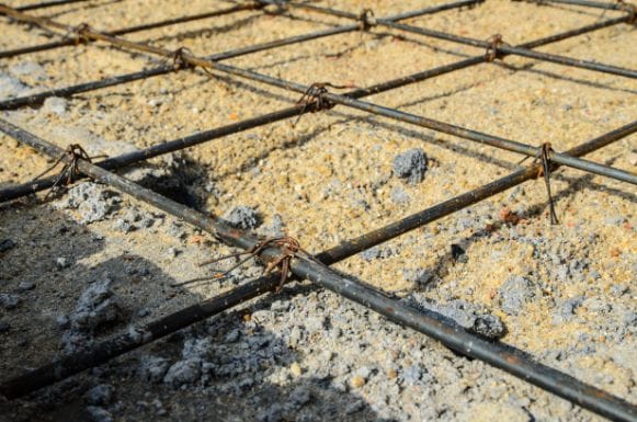 Збірка арматури за допомогою професійних інструментів