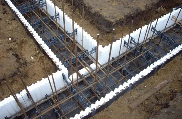 Встановлення арматури перед бетонуванням поясу