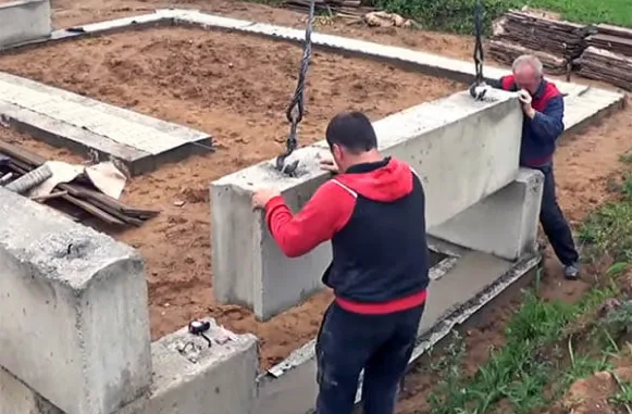 Встановлення арматурного каркасу в ФБС блоки