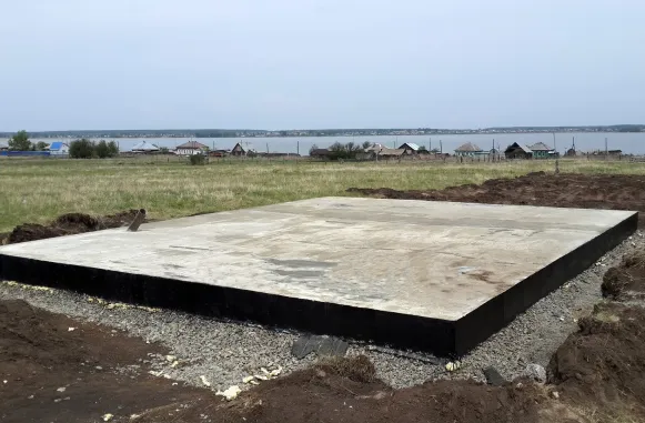 Готова монолітна плита фундаменту на будівельному майданчику