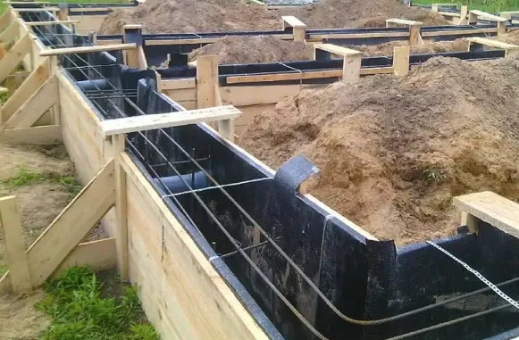 Нанесення гідроізоляційного матеріалу на стіни фундаменту