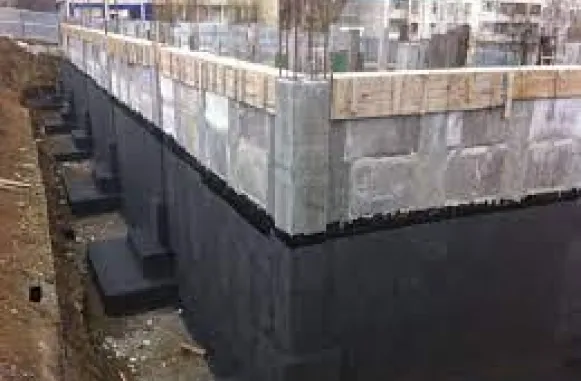 Деталі нанесення гідроізоляції на стіну фундаменту