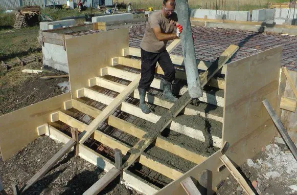 Заливка бетону для фундаменту сходів