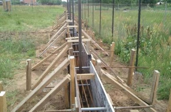 Бетонний фундамент для міцного паркану