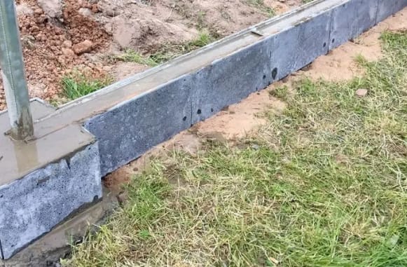 Завершення бетонування фундаменту для паркану