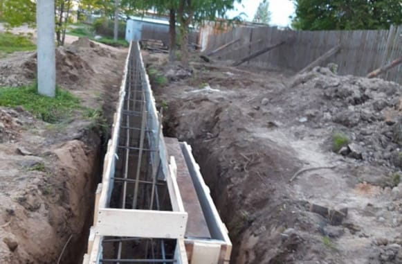 Заливка бетону для фундаменту паркану