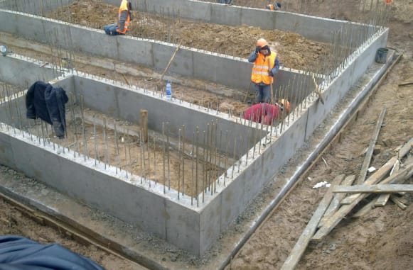 Будівельники в роботі на цокольному поверсі