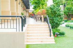 Вибір між природним і штучним каменем для сходів